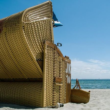 Sunny Suite: Elegant Beachfront Apartment with Pool and Pet-Friendly Wellness Area Boergerende-Rethwisch Exterior photo