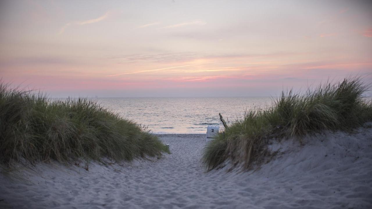 Sunny Suite: Elegant Beachfront Apartment with Pool and Pet-Friendly Wellness Area Boergerende-Rethwisch Exterior photo